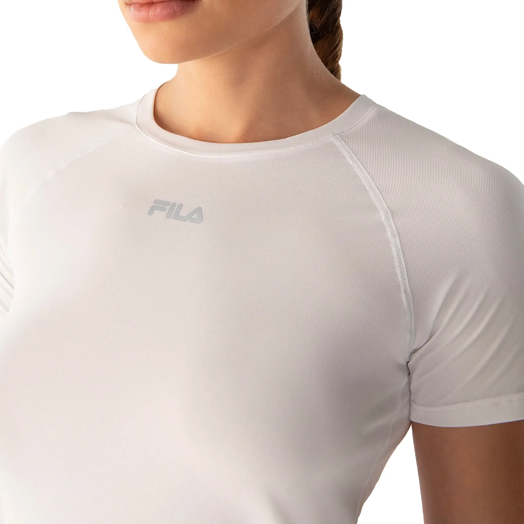 Camiseta feminina FILA branca em poliéster com mangas curtas, vista traseira em modelo feminino
